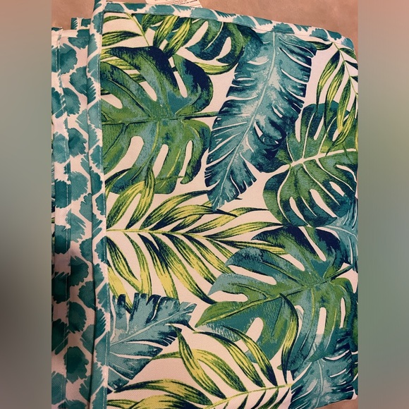 ISAAC MIZRAHI Reversible Water Repellent Picnic Blanket with Matching Tote - Picture 9 of 9